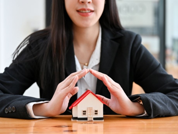 Experienced real estate agent in Nagpur assisting clients with buying and selling properties.